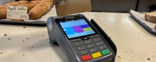 Client effectuant un paiement par carte bancaire sans contact sur un terminal dans une boulangerie