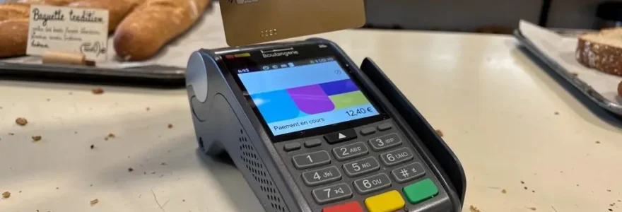 Client effectuant un paiement par carte bancaire sans contact sur un terminal dans une boulangerie